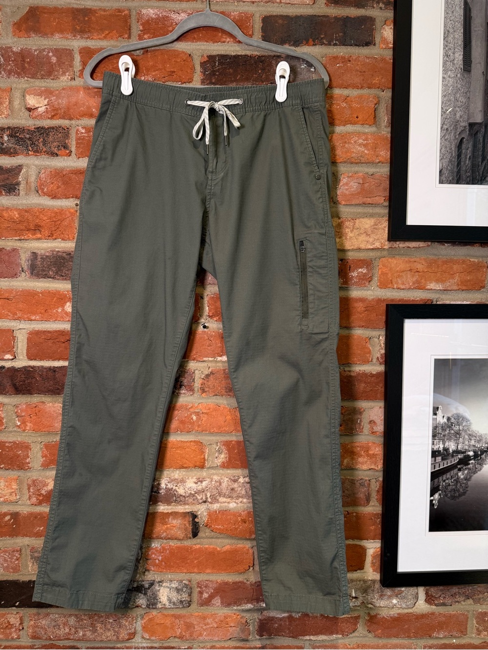 Vuori Olive Green Ripstop Cargo Pants • Size Medium (approx — tag removed)